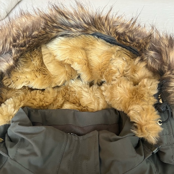 Woman’s North Face Winter Parka. Army green. - Picture 3 of 7